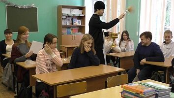 Священники Троицкого храма посетили образовательные и социальные учреждения города