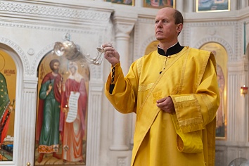 Божественная Литургия в воскресенье, на неделе второй по Пятидесятнице, Всех святых, в земле Русской просиявших