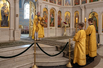 Божественная Литургия в воскресенье, на неделе десятой по Пятидесятнице