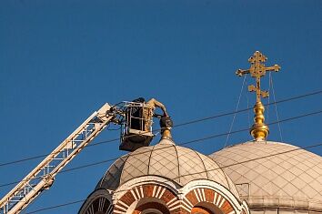 Крест колокольни Троицкого храма занял свое место после реставрации