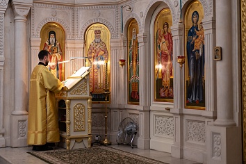 Божественная Литургия в воскресенье, на неделе четвёртой по Пятидесятнице