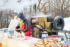 Поздняя Божественная литургия и праздничные гуляния в день Рождества Христова