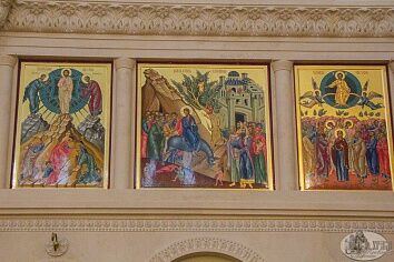 Установлены иконы праздничного ряда центрального иконостаса