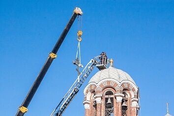 Крест колокольни Троицкого храма занял свое место после реставрации