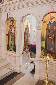 Центральный иконостас пополнился новыми иконами