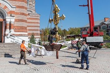 Установка креста главного купола Троицкого храма