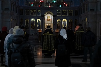 Утреня Великой Пятницы с чтением двенадцати Евангелий