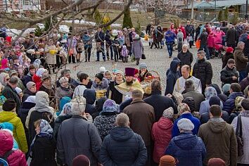 Освящение пасхальной снеди у Троицкого храма