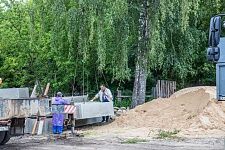 Разгрузка фундаментных блоков