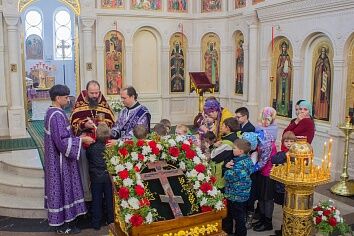 Воздвижение Честного и Животворящего Креста Господня празднуют сегодня православные христиане