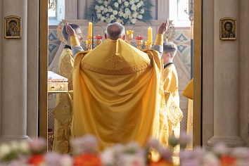 Божественная Литургия в субботу, на неделе пятой по Пятидесятнице, в день памяти первоверховных апостолов Петра и Павла