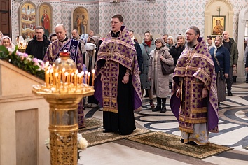 Воскресное Богослужение на третьей неделе Великого поста, Крестопоклонной