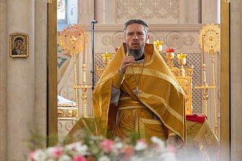 Божественная литургия в воскресенье, на неделе 16-й по Пятидесятнице