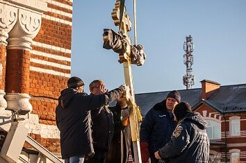 Крест колокольни Троицкого храма занял свое место после реставрации