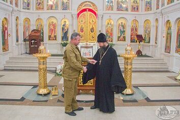 Вручение памятной награды настоятелю Троицкого храма