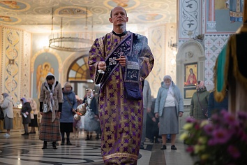 Божественная Литургия в воскресенье, на неделе шестнадцатой по Пятидесятнице