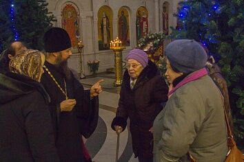 Гости  в Троицком  храме