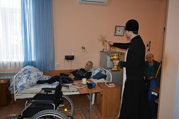 Священники Троицкого храма посетили образовательные и социальные учреждения города