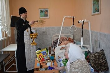Священники Троицкого храма посетили образовательные и социальные учреждения города