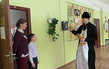 Священники Троицкого храма посетили образовательные и социальные учреждения города