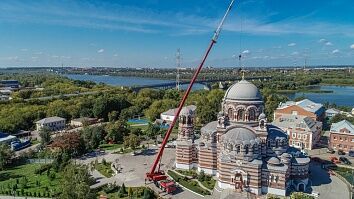 Установка креста главного купола Троицкого храма