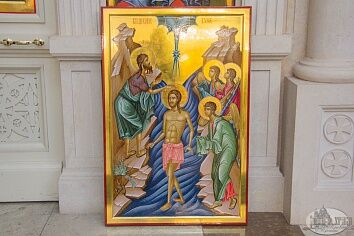 Установлены иконы праздничного ряда центрального иконостаса