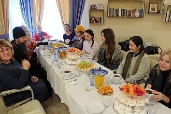 "Социальное служение" . Круглый стол во социальном центре Надежда