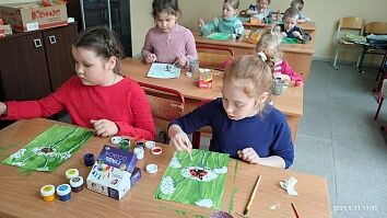 Продолжаются радостные и цветущие пасхальные дни, а с ними - и занятия в воскресной школе