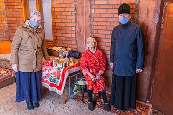 Ветеранов Коломны поздравили с Пасхой волонтёры Троицкого храма