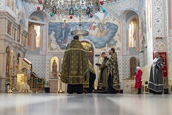 Вечерня Великого Пятка и Вынос Плащаницы.