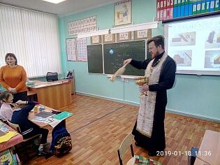 Священники Троицкого храма посетили образовательные и социальные учреждения города