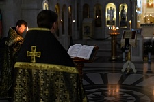 Утреня Великой Пятницы с чтением двенадцати Евангелий