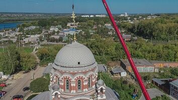 Установка креста главного купола Троицкого храма