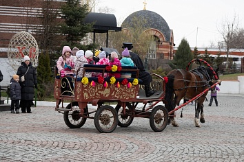 Пасхальная поздняя Литургия и праздничные гуляния на приходе
