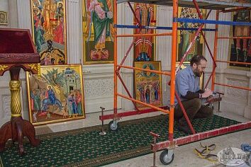 Установлены иконы праздничного ряда центрального иконостаса
