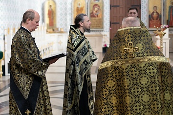 Вечерня Великого Пятка и Вынос Плащаницы.