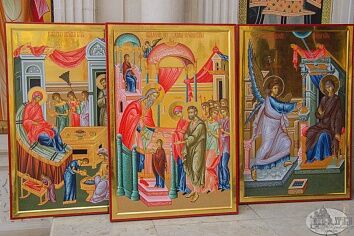 Установлены иконы праздничного ряда центрального иконостаса