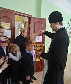 Священники Троицкого храма посетили образовательные и социальные учреждения города