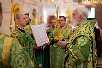 Всенощное бдение архиерейским чином накануне дня Святой Троицы