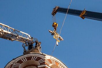 Крест колокольни Троицкого храма занял свое место после реставрации