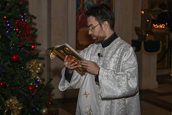 Поздняя Божественная литургия в праздник Рождества Христова