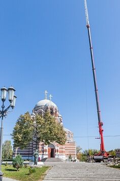 Установка креста главного купола Троицкого храма