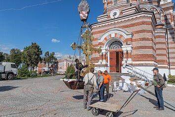 Установка креста главного купола Троицкого храма
