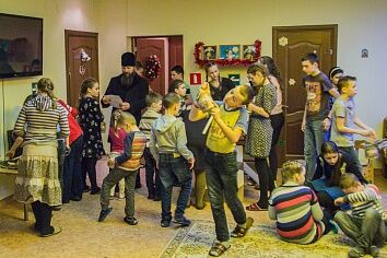 Подарки детям приюта от Митрополита Ювеналия