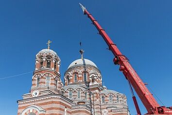 Установка креста главного купола Троицкого храма