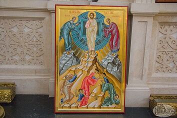Установлены иконы праздничного ряда центрального иконостаса