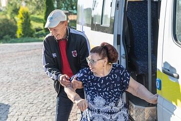 Патронажная служба доставила в храм пожилых прихожан