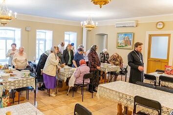 Патронажная служба доставила в храм пожилых прихожан