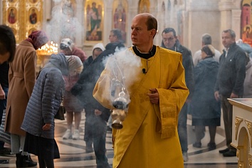 Божественная Литургия в воскресенье, на неделе сеинадцатой по Пятидесятнице