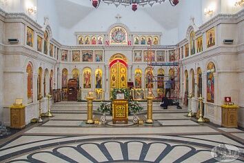 Установлены иконы праздничного ряда центрального иконостаса